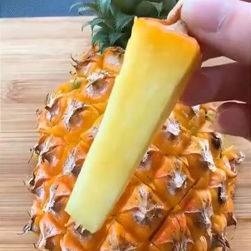 The correct way to cut fruits
