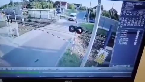 W sieci pojawiło się nagranie z wypadku na przejeździe kolejowym w miejscowości Wola Filipowska.