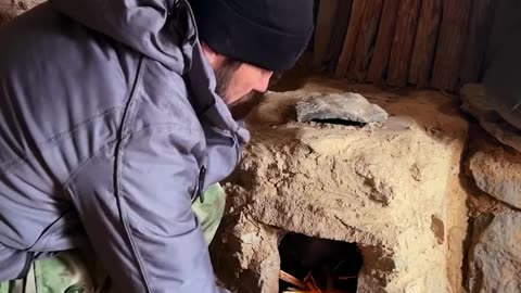 SURVIVING a SNOWSTORM Overnight in a Bushcraft Shelter
