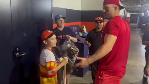 Mike Trout meets with the fan and his son #miketrout #angles #losangeles #mlb