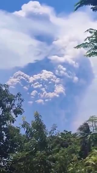 Indonesian volcano unleashes a towering ash plume reaching a height of one kilometer.