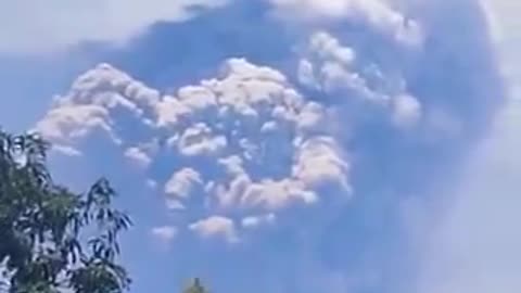 Indonesian volcano unleashes a towering ash plume reaching a height of one kilometer.