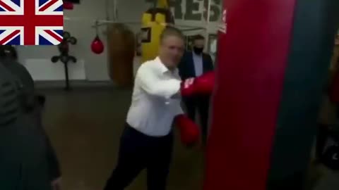 🇬🇧Prime Minister of Britain, Keir Starmer, shows off his boxing skills..😁