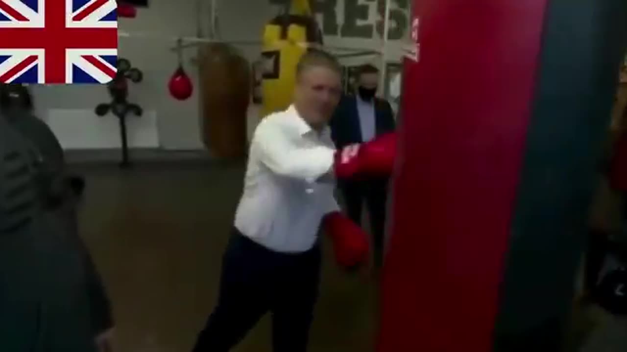 🇬🇧Prime Minister of Britain, Keir Starmer, shows off his boxing skills..😁