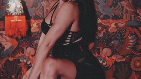 Rate her way of moving at thre pole