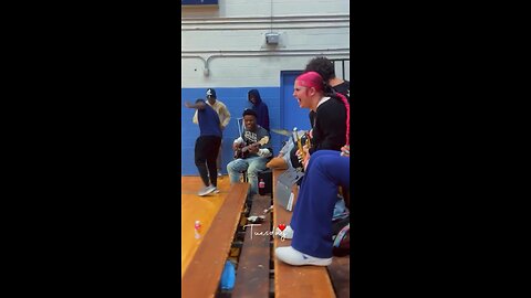 Praise break at high school basketball game 🏀 🎸🎶🎵🕺🏽💃🏾 #praisebreak