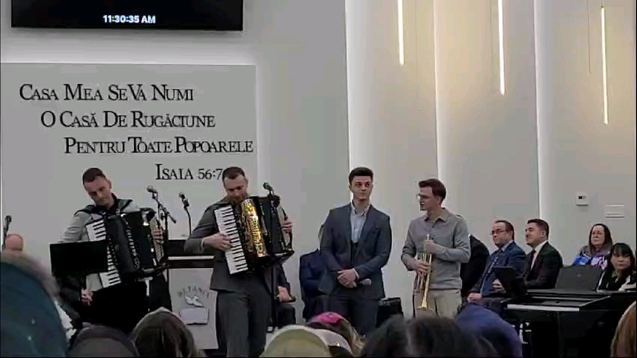 Un grup laudă pe Domnul cu cântarea -Isus, Isus, Izvorul Mângâierii-