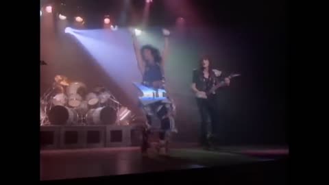 Kiss - Heaven's On Fire