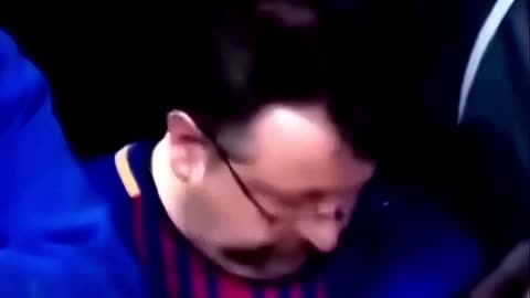 🎓 EL GRADUADO SORPRENDE: BESA EL ESCUDO DEL BARÇA EN PLENA CEREMONIA 🔵🔴 #culé