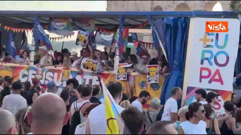NOTIZIE DAL MONDO Meloni amica dei 'dick-tators',polemica per i cartelli di +Europa al Roma Pride 2025 dei sodomiti LGBTQ contro la premier italiana Lady Aspen Merdoni detta Giorgia la corrotta schiava pigliainculo dei banchieri suoi padroni