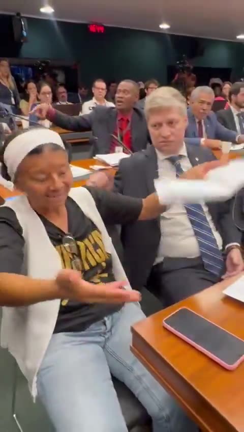 Dona Ezimar Vieira, mostrando que tem 1 ano que está sendo roubada