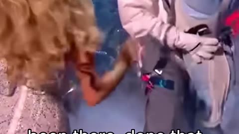 Sabrina Carpenter kisses an alien while singing 'Taste'!