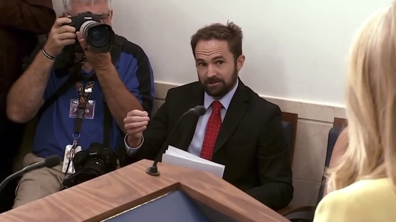 Reporter asks Karoline Leavitt about Clinton suicides and Epstein ties to Israeli intelligence