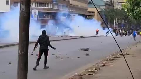 Police officers Colaborated with goons to attack protesters along moi avenue Nairobi