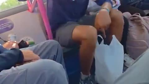 Scottish patriot silences fake Somali asylum seeker on bus. Alpha males still exist.