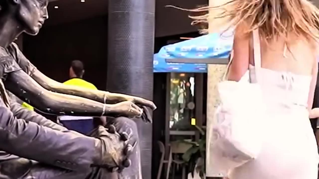Craziest prank 😂!Try not to laugh 🤣🤣! Statue prank !
