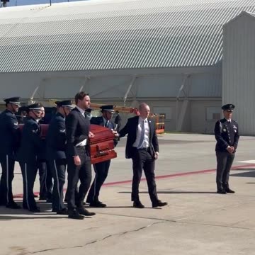 VP Vance assists with moving the coffin of Charlie Kirk from UT to AZ via AF2