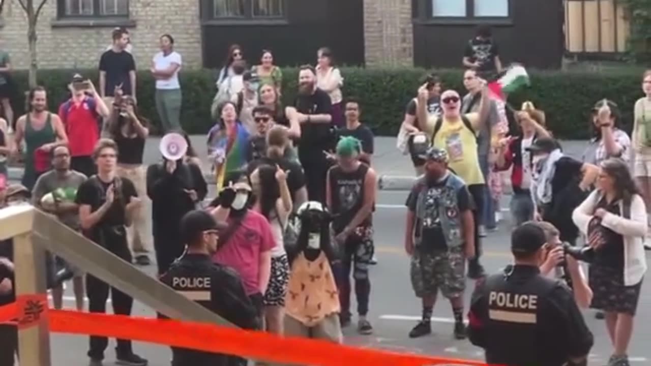 Protesters block church in Canada 😕