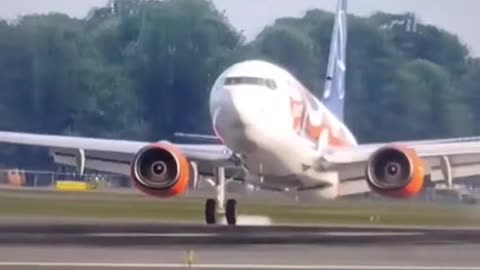 Polish Pilot lands on one wheel with Boeing 737! 🙏RESPECT 🌟
