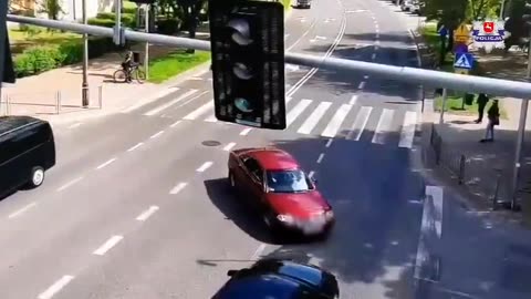 W Puławach 79-letni kierowca Volkswagena, skręcając w lewo na skrzyżowaniu