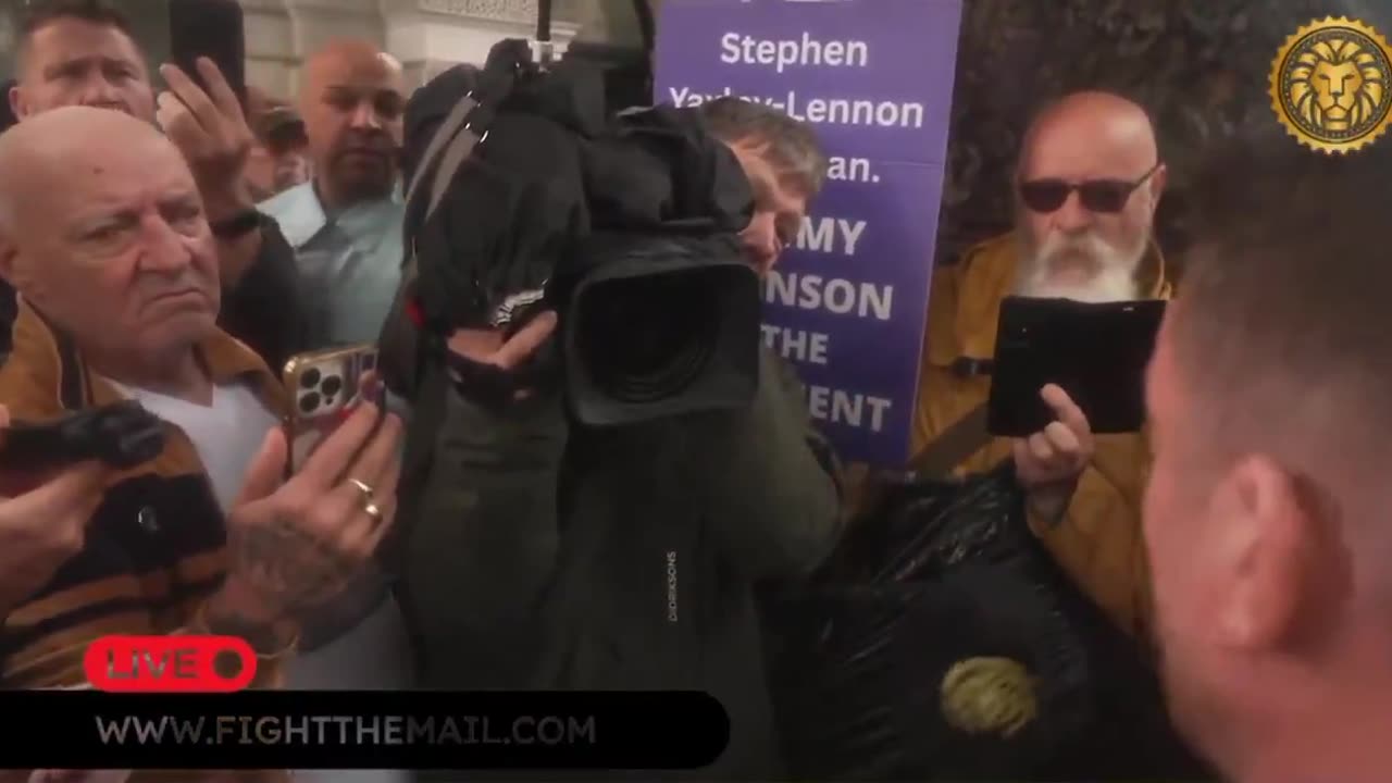 💥Tommy Robinson confronts ITV 'Journalist'💥