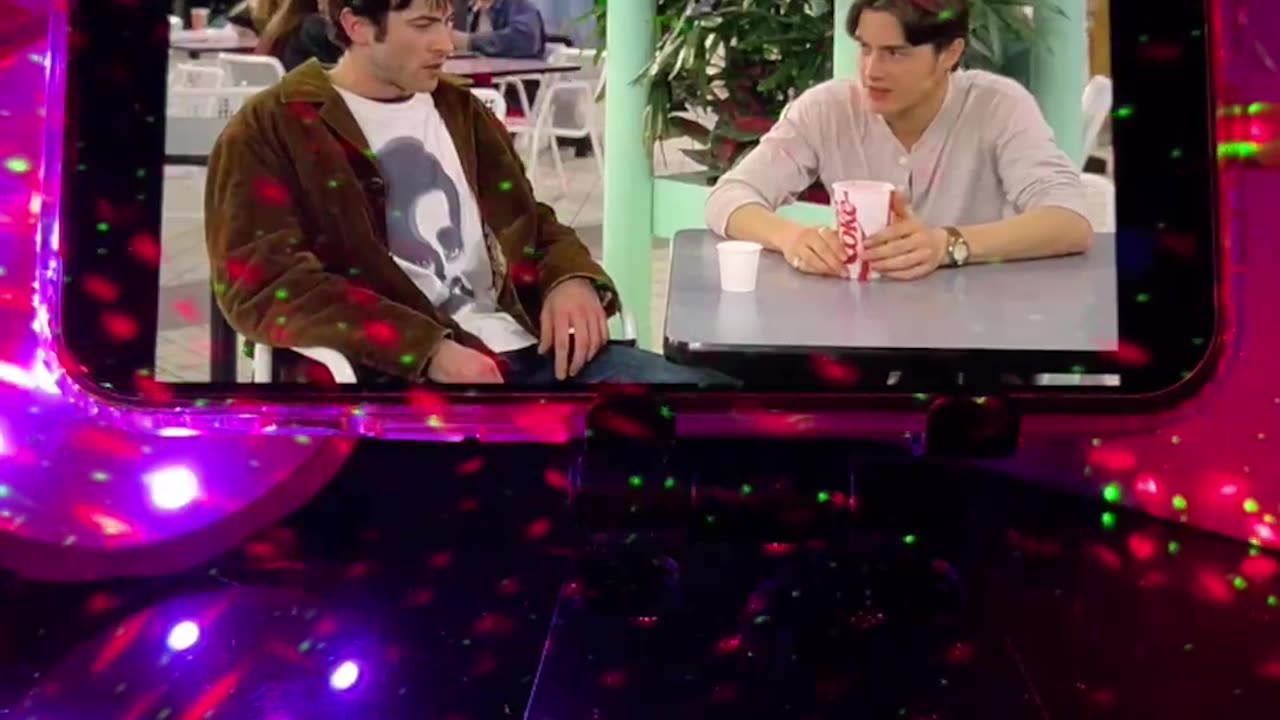 Watching Mallrats on X stream with Elle + Crab 💫