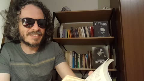 Eu sou o anti-booktube.É preciso PROIBIR a leitura aos bocholas e às empetecadas,pelo bem da cultu