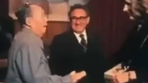 Henry Kissinger introducing his transman wife Nancy [Cliff] to Chinese President Mao Zedong