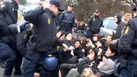 Politiet trækker stavene ved demo i Rødovre [2006]