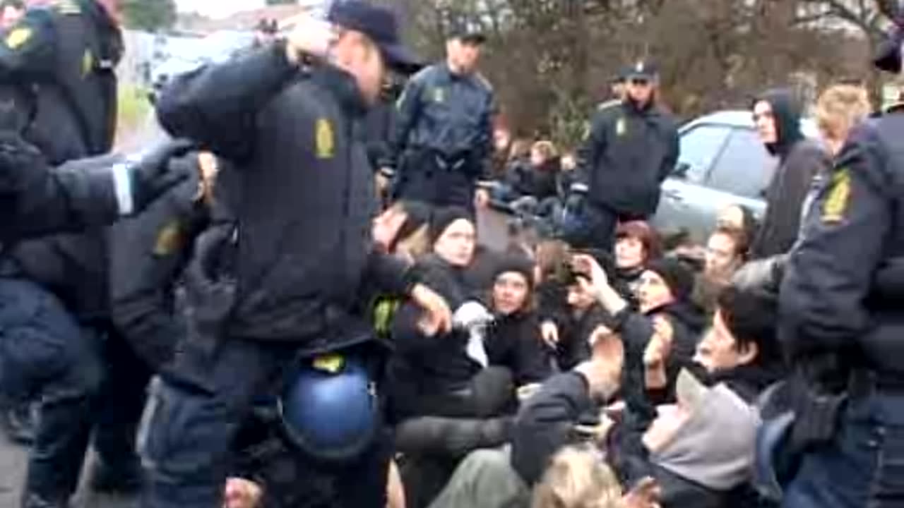 Politiet trækker stavene ved demo i Rødovre [2006]
