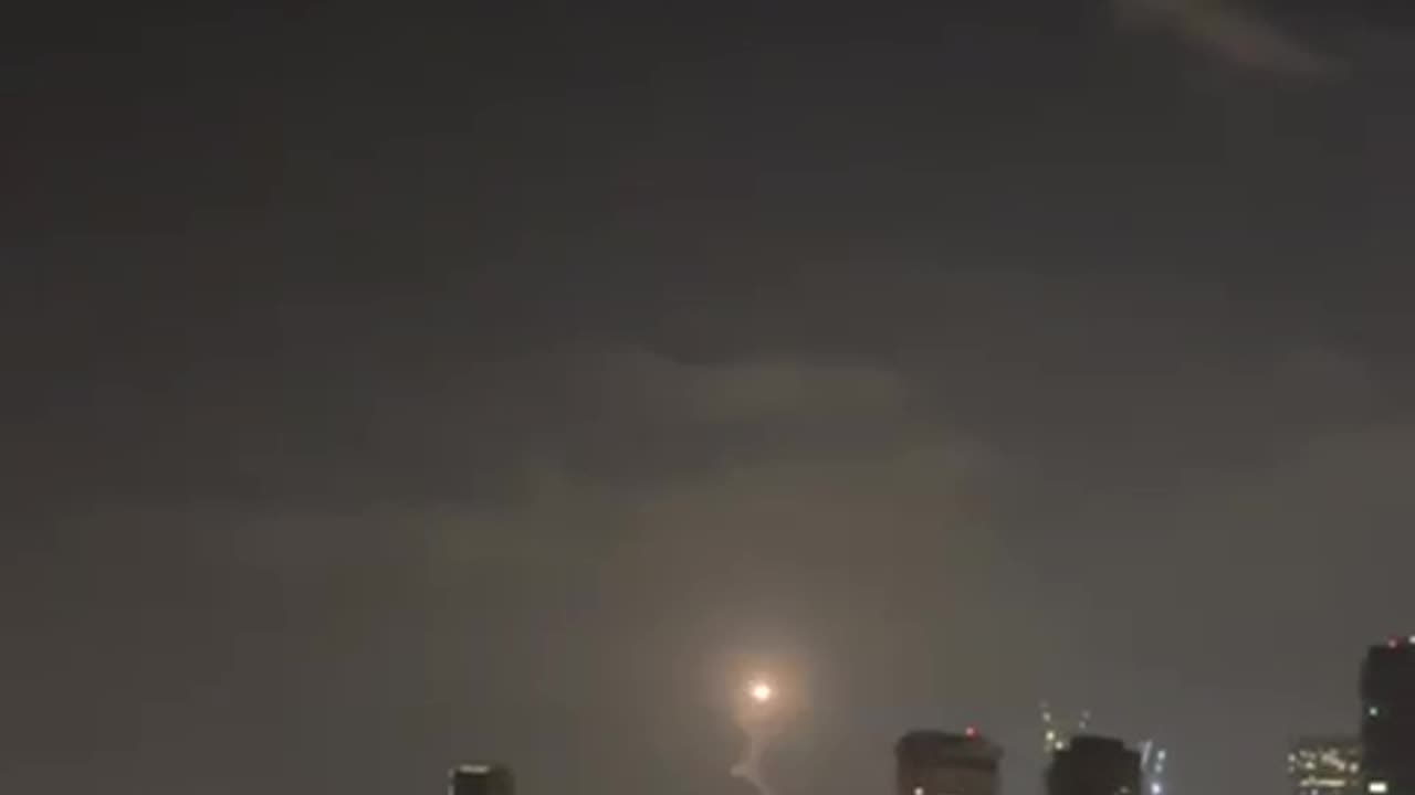 🇮🇱 Israeli interceptor missiles fails in Tel Aviv.