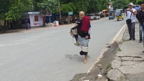 Minh Tuệ đi bộ