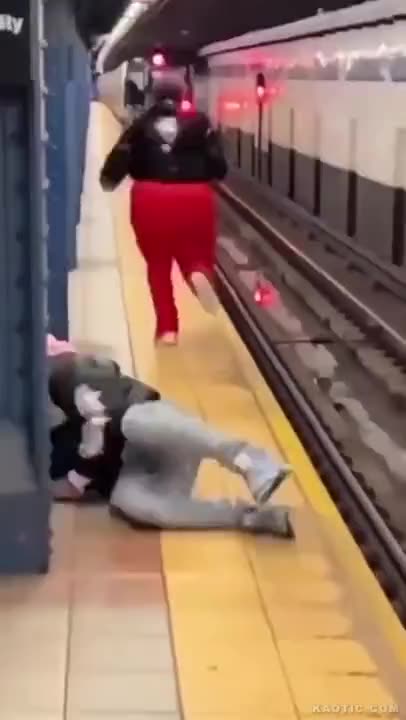 Ratchet Gets Flashy Wig Stolen by Subway Surfers