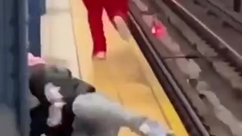 Ratchet Gets Flashy Wig Stolen by Subway Surfers