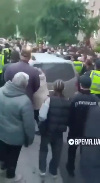 Ukrainians Greet Their Soldiers With Love and Respect — From a Kick 😂