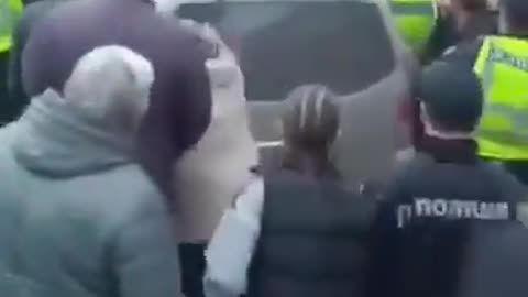 Ukrainians Greet Their Soldiers With Love and Respect — From a Kick 😂