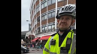 Policía multa a un hombre por usar patineta eléctrica sin seguro