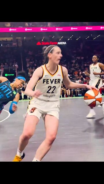 Caitlin Clark foul, didn't even make contact, zero touching. Worse call in history of sports
