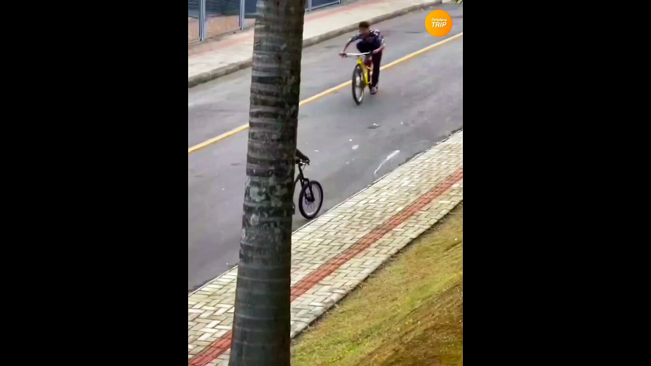 Simplang Trip 170: Bicycle exhibition ride accidentally fell down to push-ups exercise.