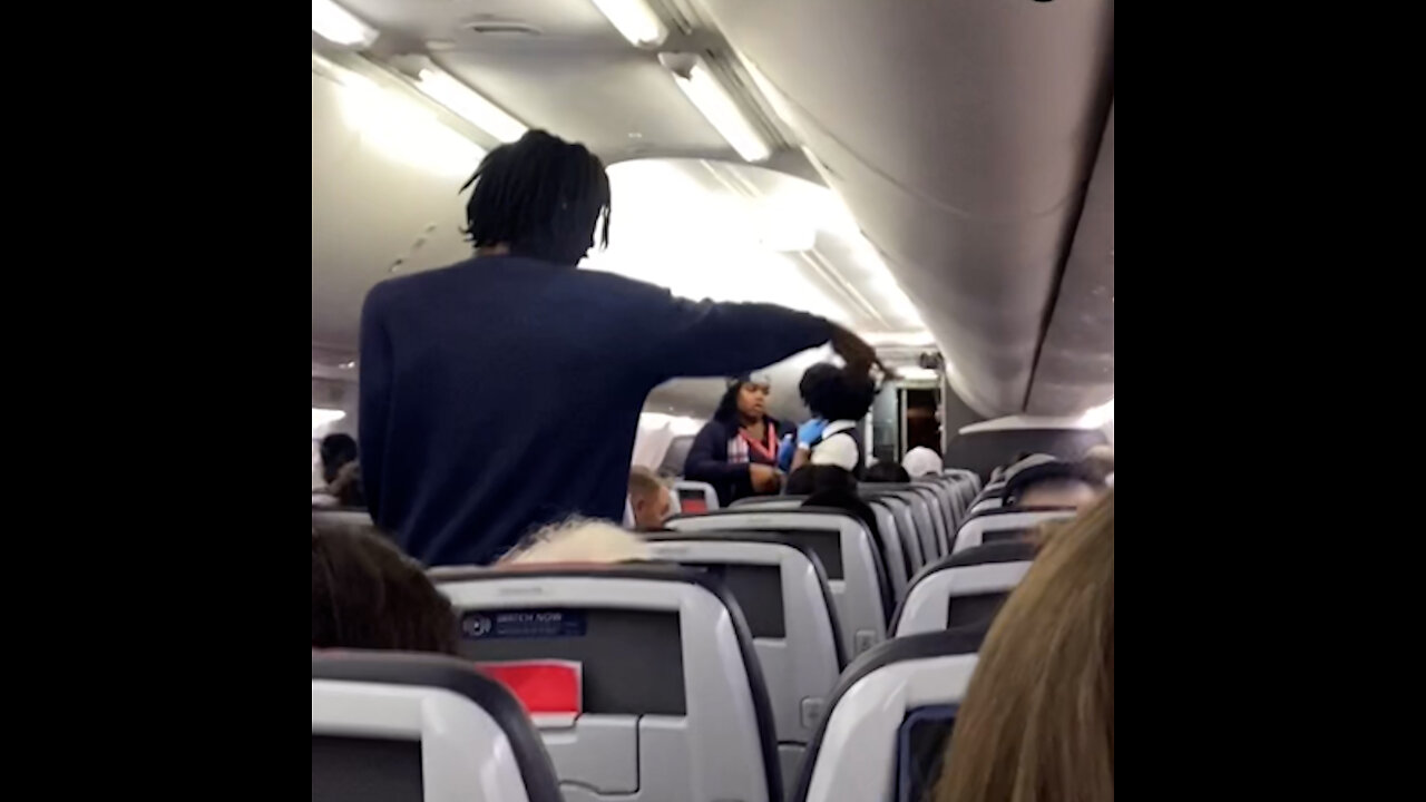 Joven no permite que una niña ocupe su asiento en el avión