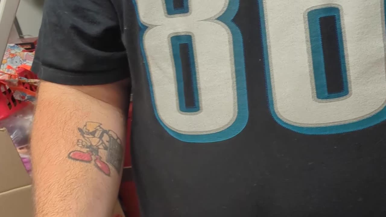 Selena Gomez Chocolate Cinnamon Creme Oreo Cookie Taste Test Fast-Food Restaurant Dessert Review Guy