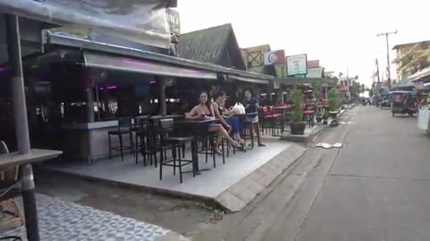 Exploring Soi 6, Soi 7 & 8, Soi Honey & Tree Town | Sunset Walkthrough in 4K