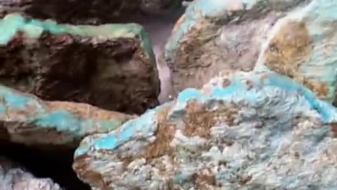 250502-10 The natural turquoise raw material has a compact texture.
