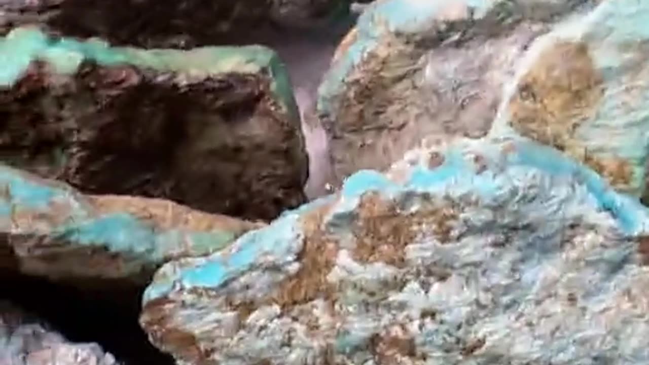 250502-10 The natural turquoise raw material has a compact texture.