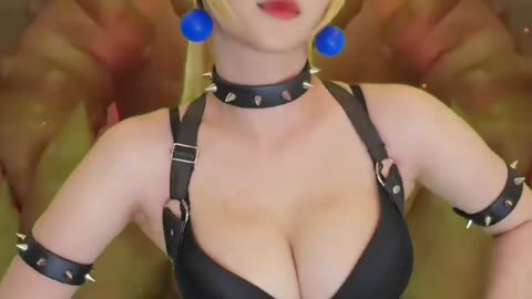 What Happens when a Cosplayer wears a SUPER CROWN?