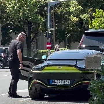 Andrew Tate spotted kissing his girlfriend 👀