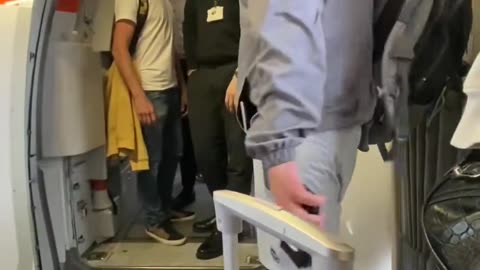 🇬🇧😱 Drunk Passenger’s Violent Outburst at Manchester Airport: Attacks Staff Over Denied Boarding! 🚨