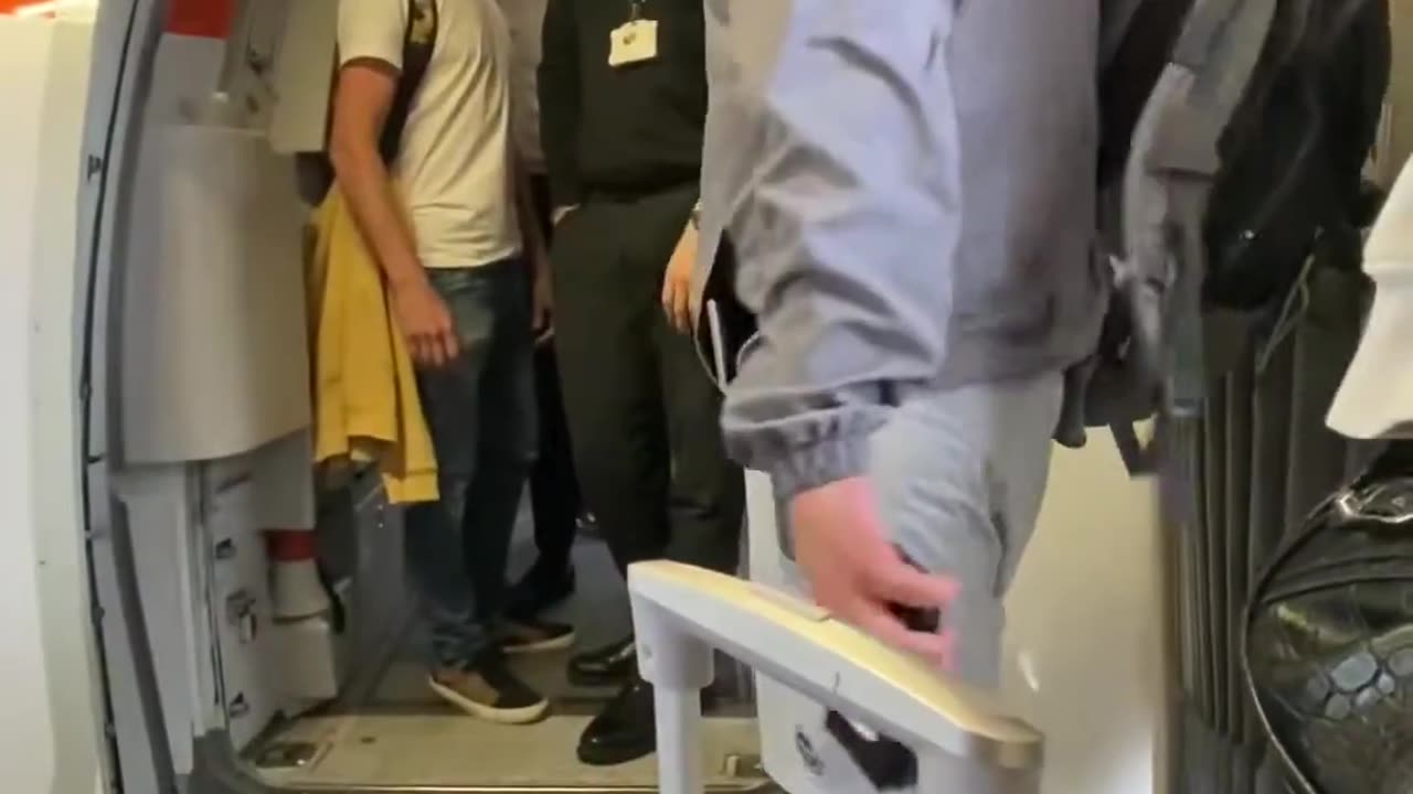 🇬🇧😱 Drunk Passenger’s Violent Outburst at Manchester Airport: Attacks Staff Over Denied Boarding! 🚨
