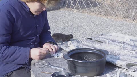 赫哲族的鱼皮衣历史久远，早在两千多年前，赫哲族的先民就已使用鱼皮做衣