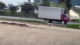 Esquiva a un perro en la vía y provoca un grave accidente en Colombia